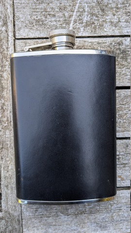 Flasque de poche en inox et cuir noir.