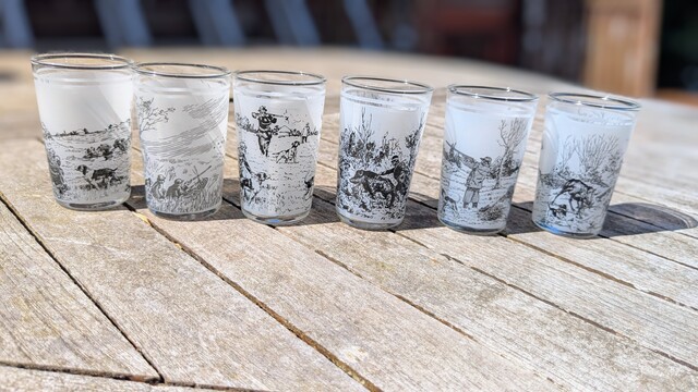 petits verres &agrave; d&eacute;cor de sc&egrave;nes de chasse.